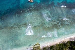 ondas no recife no paraíso das seychelles praia drone aéreo panorama paisagem foto