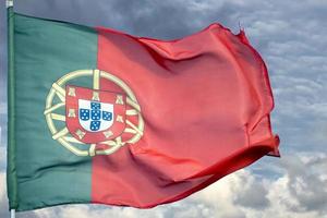 acenando a bandeira de portugal verde e vermelha foto