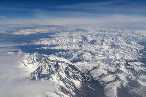 neve no panorama de vista aérea dos Alpes foto