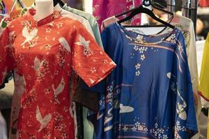 muitos vestidos de quimono japoneses no mercado foto