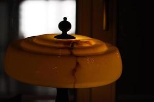 velha lâmpada de liberdade isolada em preto foto