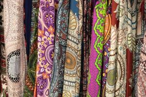 roupas da índia no mercado para venda foto