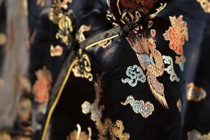 muitos vestidos de quimono japoneses no mercado foto