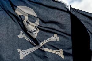 acenando bandeira pirata jolly roger foto