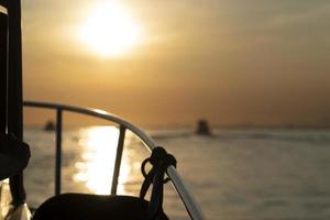 pôr do sol na lagoa de veneza porto de chioggia de um barco foto