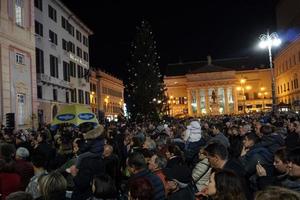 Gênova, Itália - 8 de dezembro de 2018 - celebração de Natal começando com o caminho iluminado de luz mais longo do mundo foto