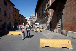 pisa, itália - 26 de setembro de 2017 - barreira antiterrorista na famosa cidade da torre inclinada foto