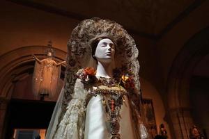 nova york, eua - 27 de maio de 2018 - moda dos corpos celestes e a imaginação católica no met museum foto