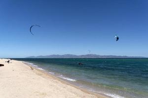 la ventana, méxico - 16 de fevereiro de 2020 - kitesurf no wi foto