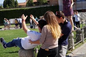 pisa, itália - 26 de setembro de 2017 - turista tirando fotos na famosa torre inclinada