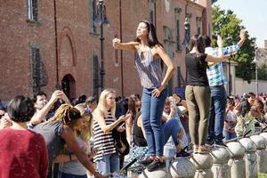 pisa, itália - 26 de setembro de 2017 - turista tirando fotos na famosa torre inclinada