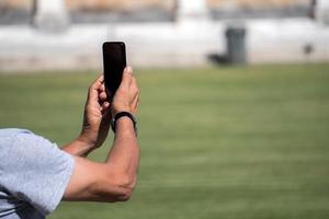 mão tirando foto de selfie com smartphone