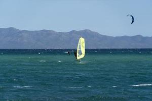 la ventana, méxico - 16 de fevereiro de 2020 - kitesurf no wi foto