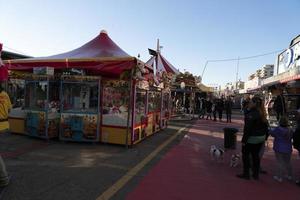 Gênova, Itália - 9 de dezembro de 2018 - a tradicional feira de diversões do parque luna de natal é aberta foto