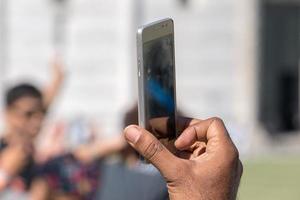 mão tirando foto de selfie com smartphone