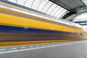 Amsterdã, Holanda - 25 de fevereiro de 2020 - trem chegando na cidade velha da estação central foto