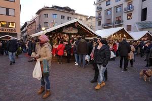 trento, itália - 9 de dezembro de 2017 - pessoas no tradicional mercado de natal foto