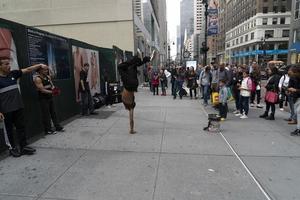 nova york, eua - 7 de maio de 2019 - dançarina de break na 5ª avenida foto