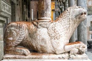 cremona gótico medieval cúpula estátua de leão foto