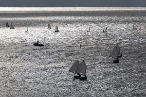 crianças otimistas navio regata foto