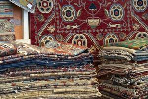 tapete persa velho vintage antigo no mercado de loja de bazar foto