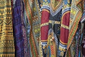 roupas da índia no mercado para venda foto