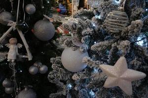 enfeites de árvore de natal no mercado de rua foto