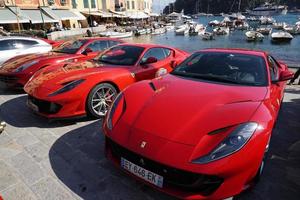 portofino, itália - 20 de outubro de 2018 - convenção de supercarros do rally ferrari foto