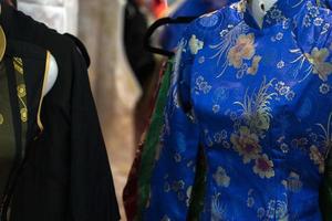 muitos vestidos de quimono japoneses no mercado foto