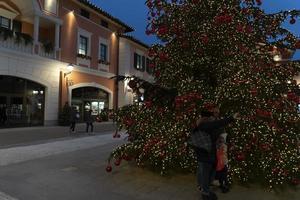 serravalle scrivia, itália - 2 de dezembro de 2018 - a temporada de natal no designer outled está começando foto