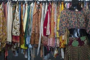 roupas da índia no mercado para venda foto