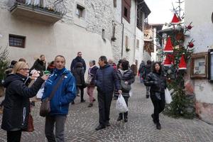 rango, Itália - 8 de dezembro de 2017 - pessoas no tradicional mercado de natal foto