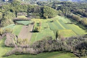 borghetto di borbera pemonte itália vila vista aérea panorama campos cultivados foto