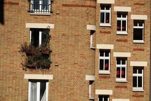 chaminé de telhados de paris e vista da cidade do edifício foto