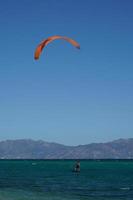 la ventana, méxico - 16 de fevereiro de 2020 - kitesurf na praia ventosa foto