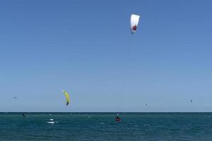 la ventana, méxico - 16 de fevereiro de 2020 - kitesurf na praia ventosa foto