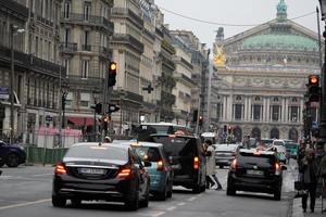 paris, frança - 5 de outubro de 2018 - tráfego congestionado da rua de paris foto