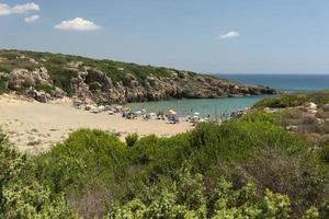 noto, itália - 18 de julho de 2020 - praia de calamosche cheia de pessoas sem distanciamento social após a quarentena do coronavírus foto