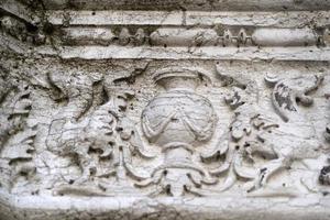 veneza, itália - 15 de setembro de 2019 - capital do palácio ducal doge da coluna detalhe da escultura à beira do caminho foto