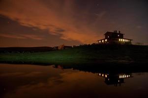 refúgio de montanha avaro à noite foto