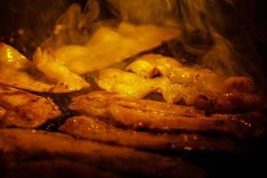 closeup carne grelhada e carne de porco em um fogão quente, comida coreana popular foto