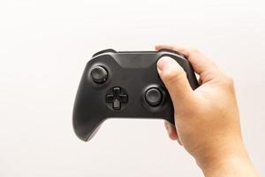 joystick preto nas mãos isoladas no fundo branco. tecnologia de jogos de computador jogar conceito de confronto de controle de videogame de competição. conceito de esporte. foto