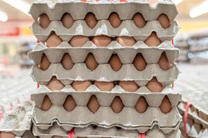 uma pilha de ovos no supermercado para vendas. foto