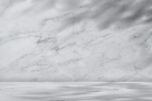 fundo abstrato de textura de mármore com sobreposição de folhas de sombra, superfície de parede de granito natural branco e cinza bom para balcão de cerâmica de piso ou decoração de interiores fundo de pano de fundo para design de luxo foto