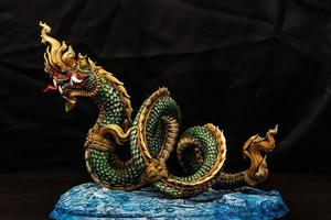 rei de naga, naka tailândia dragão ou rei serpente no escuro foto