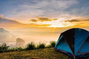 paisagem de montanhas nevoeiro e tenda parque nacional de phu lanka província de phayao norte da tailândia foto