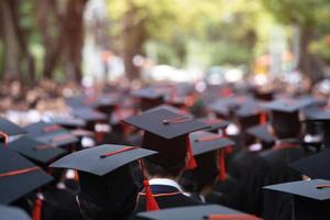 grupo de graduados durante o início. parabéns educação conceito no diploma universitário. cerimônia de formatura foto