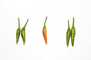 pimenta caiena quente vermelha e verde conceito mínimo de comida foto