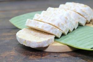 tempeh ou tempe é um alimento tradicional da indonésia feito de soja ou outros ingredientes que são processados por fermentação e já é popular em muitos países. foto