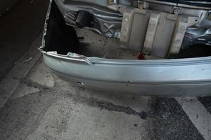pára-choque traseiro do carro danificado após ser atingido. foto